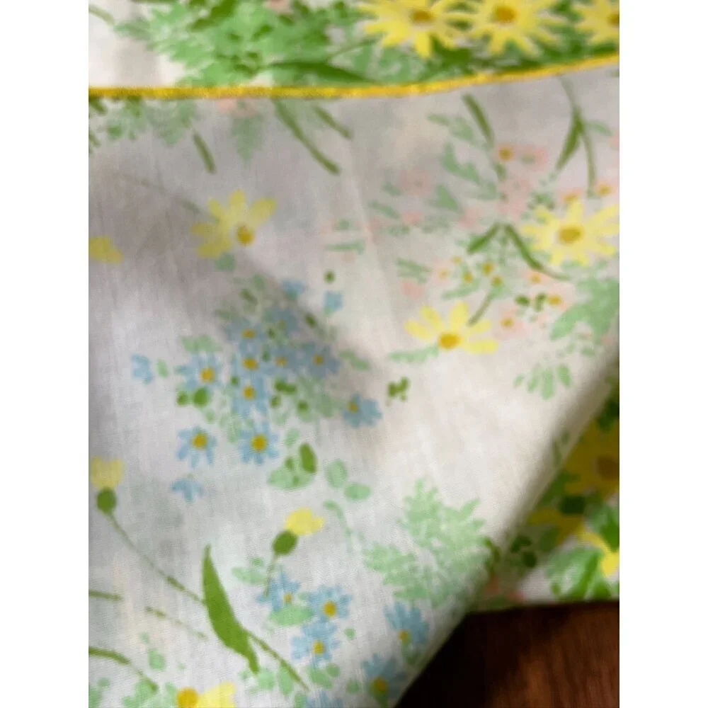 Retro Floral Napkins Yellow Dainty Mod Cottagecore Classic Chic Set of 4‎